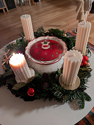 von Kunden dekorierter Adventsteller mit Rillenkerzen aus Rapswachs Adventsteller mit Rillenkerzen aus Rapswachs